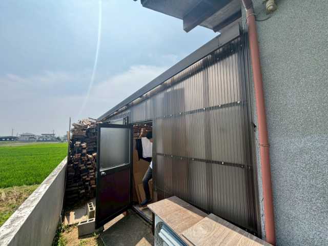 大阪市淀川区で確認した波板屋根材の割れ・欠損と外壁上部のひび割れを現場調査
